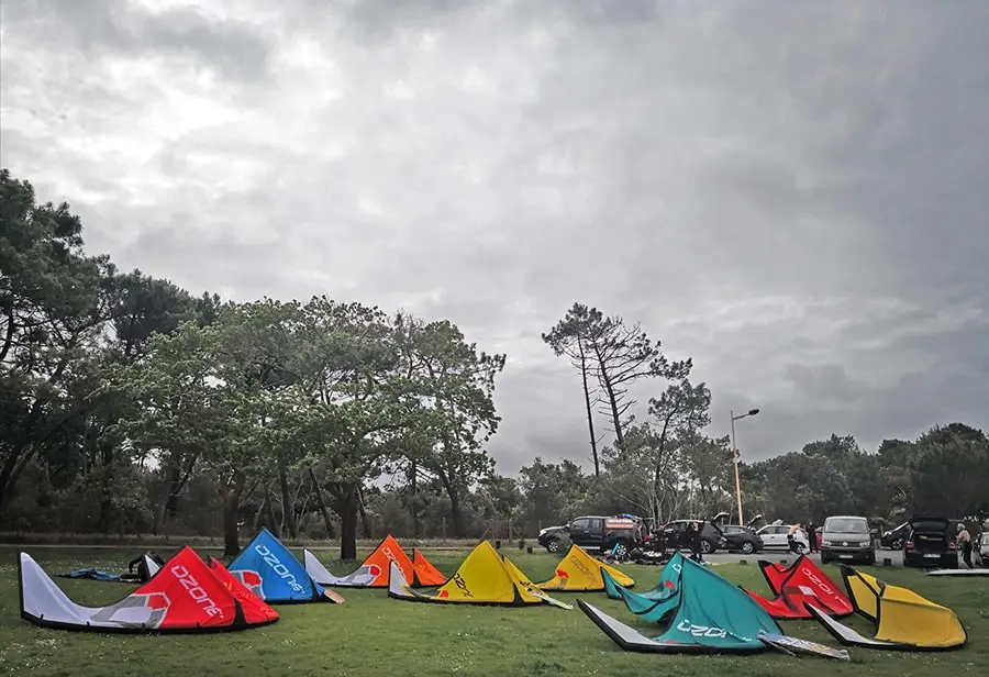 Ailes de kitesurf de l'école gonflées et posées sur l'herbe avant le cours