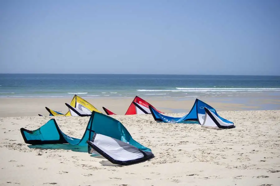 Vent régulier sur un spot de kitesurf adapté aux débutants.